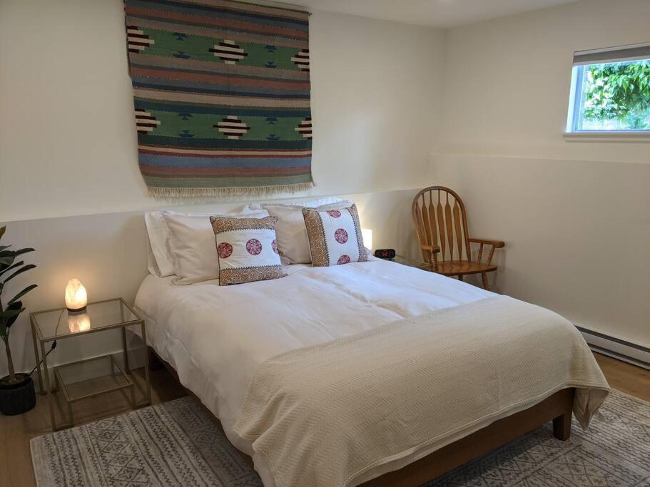 Bright Modern 1Br Suite In Sooke Village Core Ngoại thất bức ảnh