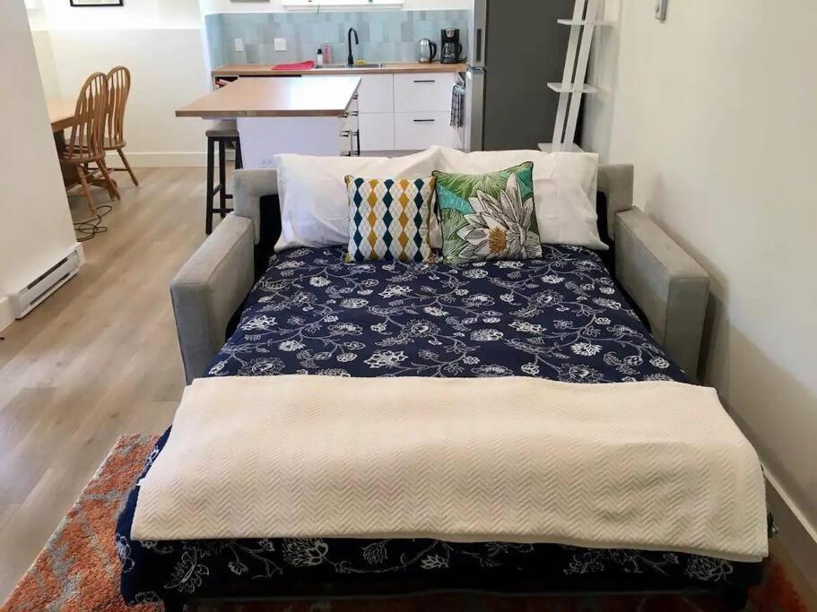 Bright Modern 1Br Suite In Sooke Village Core Ngoại thất bức ảnh