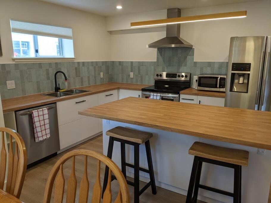Bright Modern 1Br Suite In Sooke Village Core Ngoại thất bức ảnh