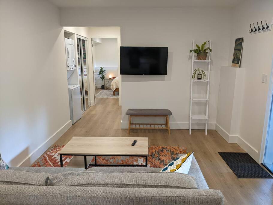 Bright Modern 1Br Suite In Sooke Village Core Ngoại thất bức ảnh