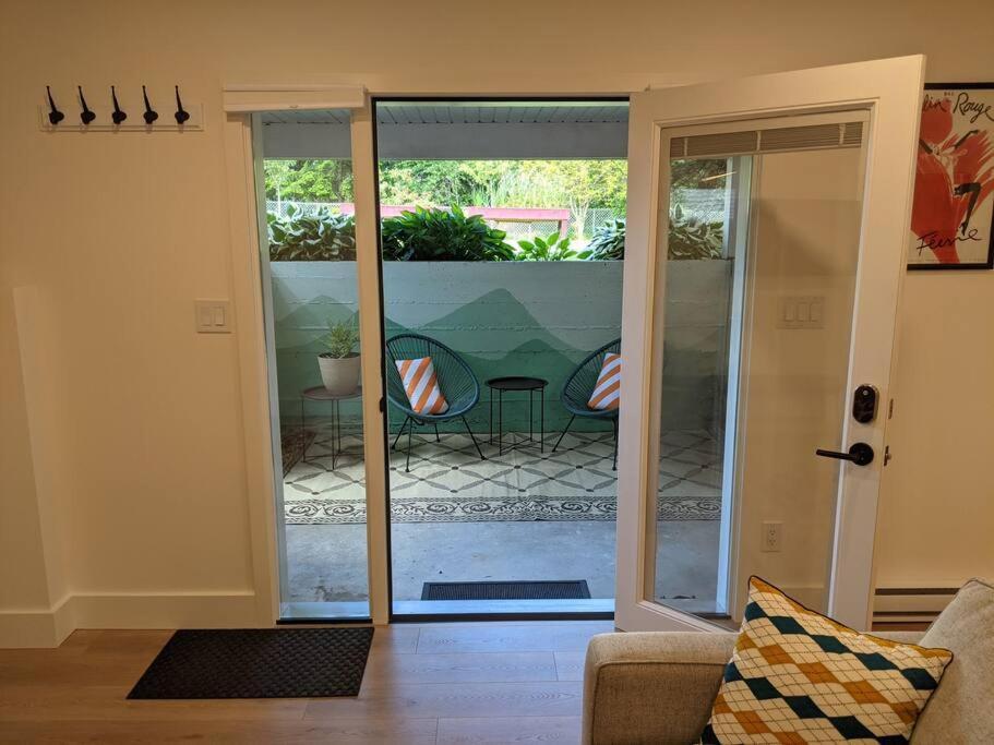 Bright Modern 1Br Suite In Sooke Village Core Ngoại thất bức ảnh