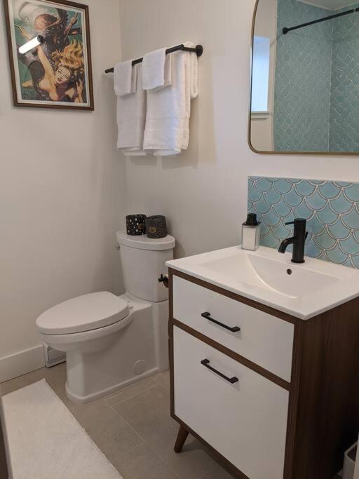 Bright Modern 1Br Suite In Sooke Village Core Ngoại thất bức ảnh
